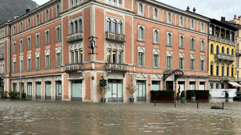 Nel Comasco per il maltempo ancora frane, citt&agrave; sott'acqua