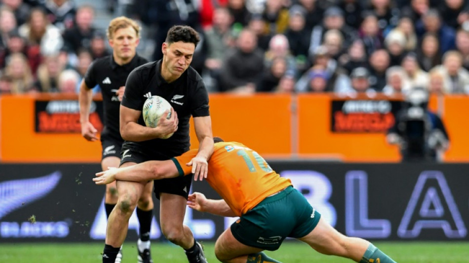 Rugby: la Nouvelle-Z&eacute;lande bat de peu l'Australie &agrave; un mois du Mondial