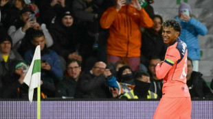 Baarcelona vence Elche e se mant&eacute;n na lideran&ccedil;a do Espanhol