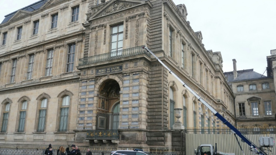 Relat&oacute;rio de 2018 alertou para risco de acesso &agrave; varanda do Louvre por onde os ladr&otilde;es entraram