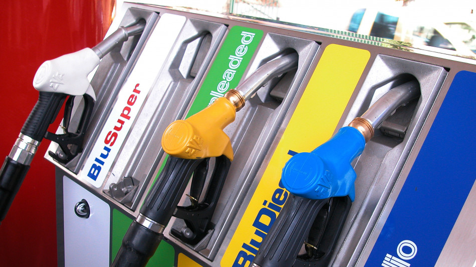 Mimit, il prezzo della benzina in lieve rialzo a 1,939 euro, cala il diesel