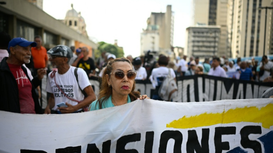 La jubilaci&oacute;n "no alcanza" ni para el pan, protestan adultos mayores en Venezuela