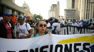 La jubilaci&oacute;n "no alcanza" ni para el pan, protestan adultos mayores en Venezuela
