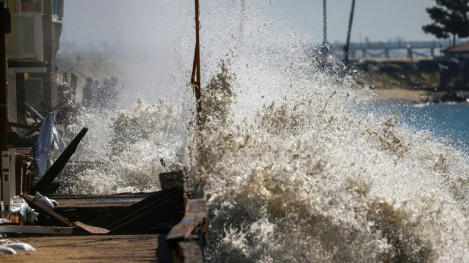 Fuertes olas azotan la costa de California, amenazada por una tormenta