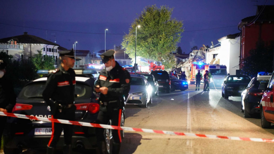 Casa satura di gas, esplosione all'apertura della porta