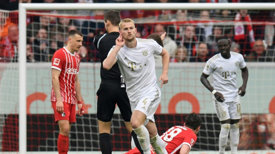 De Ligt stunner keeps Bayern top of Bundesliga