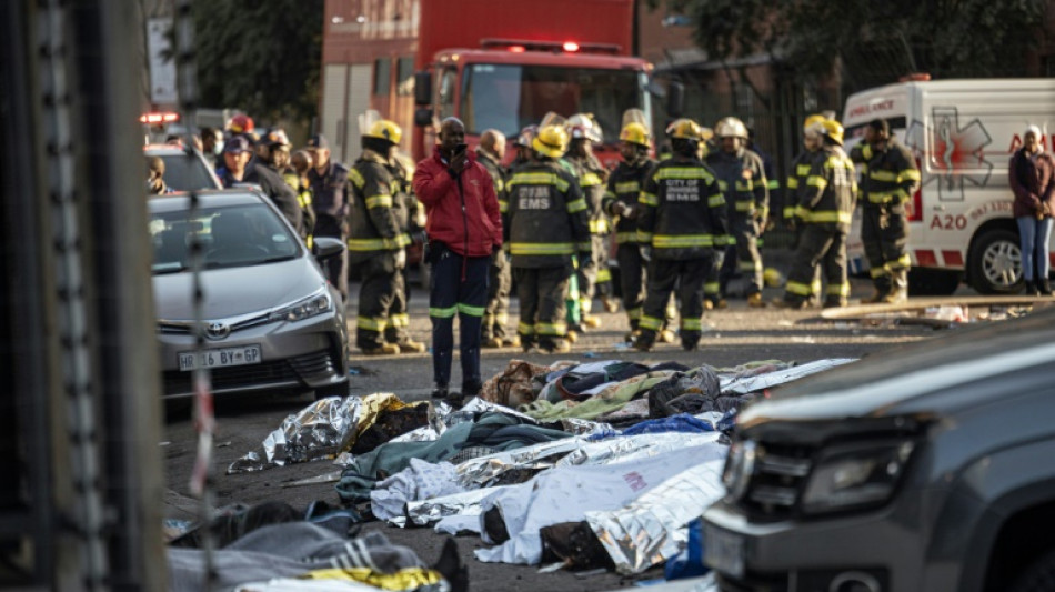 Incendie &agrave; Johannesburg: Pris au pi&egrave;ge dans un immeuble en flammes