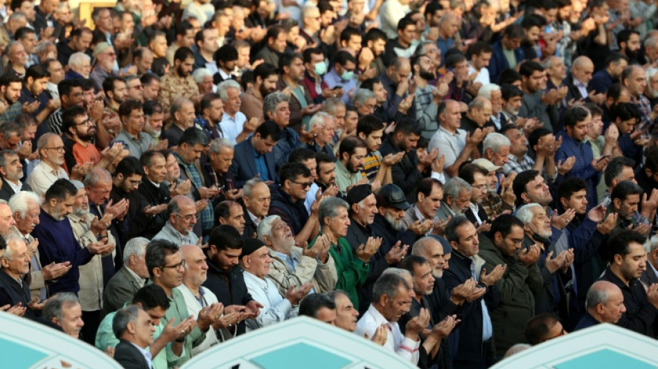 Iraner beten wegen anhaltender Dürre gemeinsam für Regen