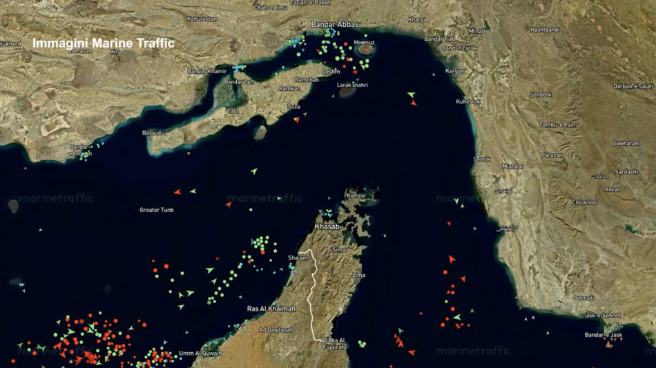 Petroliera cinese attraversa lo Stretto di Hormuz dopo il blocco Usa