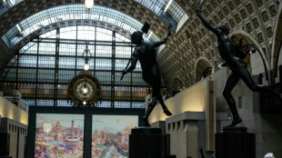 Paris-2024 revela p&ocirc;ster oficial 'surrealista' em forma de d&iacute;ptico