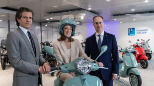 Ue, Roberta Metsola in visita alla Piaggio sale su una Vespa