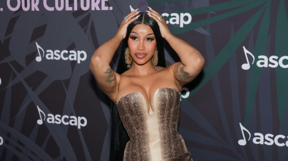 Cardi B anuncia que espera un hijo con el futbolista Stefon Diggs