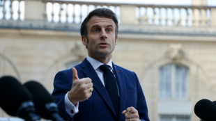 Pr&eacute;sidentielle: le candidat Macron relance le d&eacute;bat sur les retraites