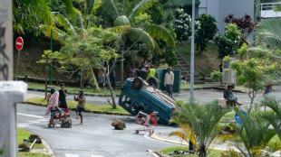 Francia env&iacute;a refuerzos para retomar el control de su territorio de Nueva Caledonia