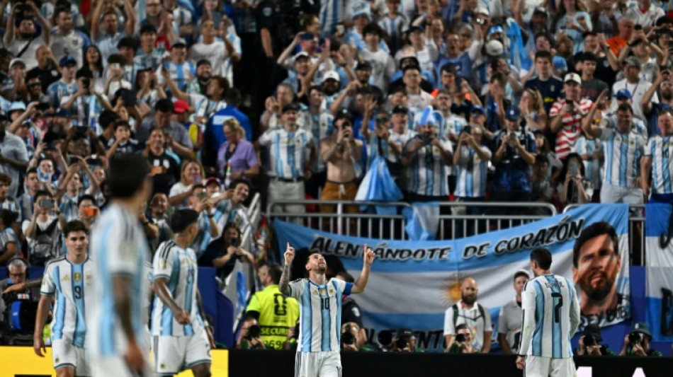 Con triplete hist&oacute;rico de Messi, Argentina golea a Argelia en su debut mundialista
