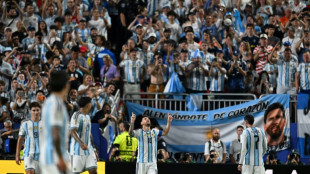 Con triplete hist&oacute;rico de Messi, Argentina golea a Argelia en su debut mundialista