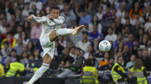 Pioggia di fischi per Mbapp&eacute; al Bernabeu nella vittoria del Real
