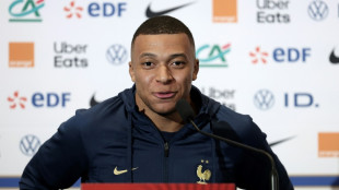 Foot: Mbapp&eacute; brise le silence en bleu mais &eacute;lude les questions sur son avenir au PSG