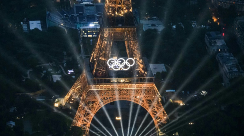 Par&iacute;s lanza sus Ol&iacute;mpicos con lluviosa y colorida ceremonia en el Sena
