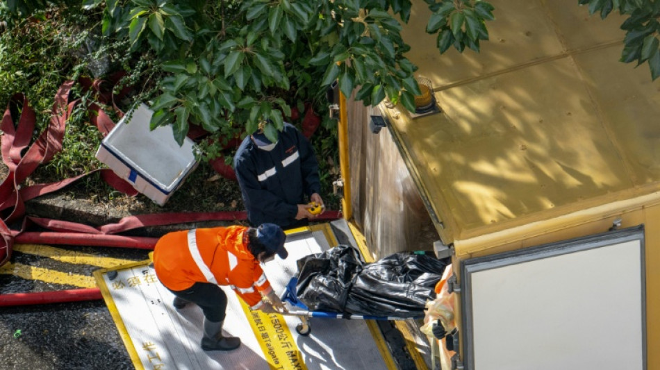 Incendie de Hong Kong: 94 morts, les recherches de disparus s'ach&egrave;vent dans les d&eacute;combres