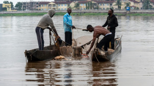 P&ecirc;cheurs de plastique: le fleuve Congo victime de la pollution en RDC