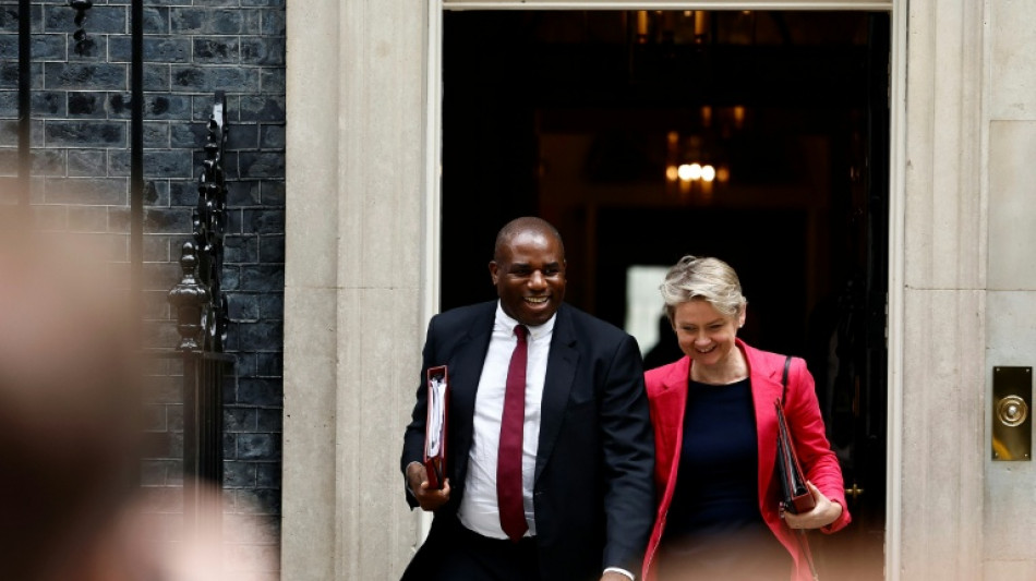 Großbritanniens Regierungschef Starmer bildet Kabinett um