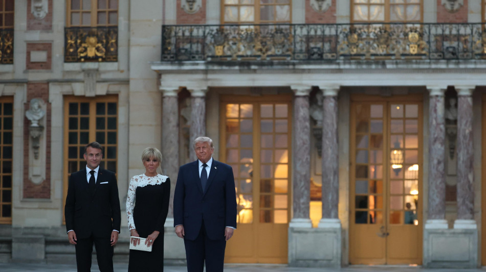 Asparagi, pollame, formaggi e torta al cioccolato nel menu di Trump a Versailles