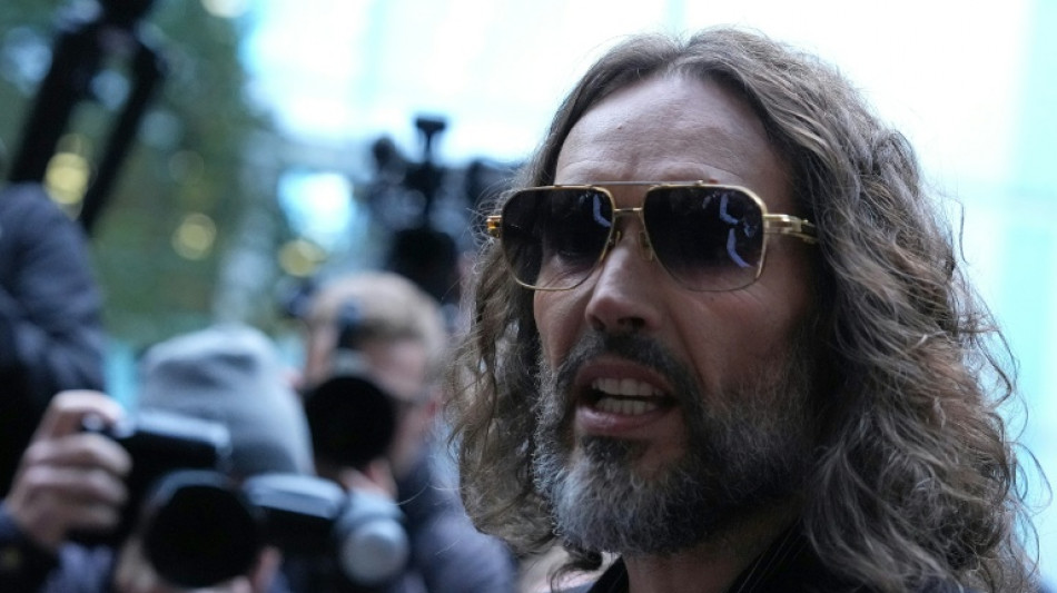 Una mujer que acusa de violaci&oacute;n a Russell Brand dice al tribunal que el actor se comport&oacute; como "un monstruo"