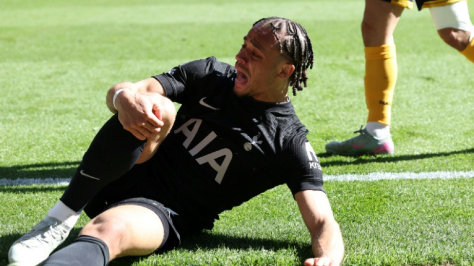 Simons out of World Cup and Spurs relegation fight