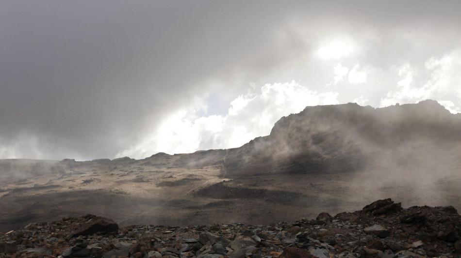 Elicottero si schianta sul Kilimangiaro, 5 morti anche due turisti