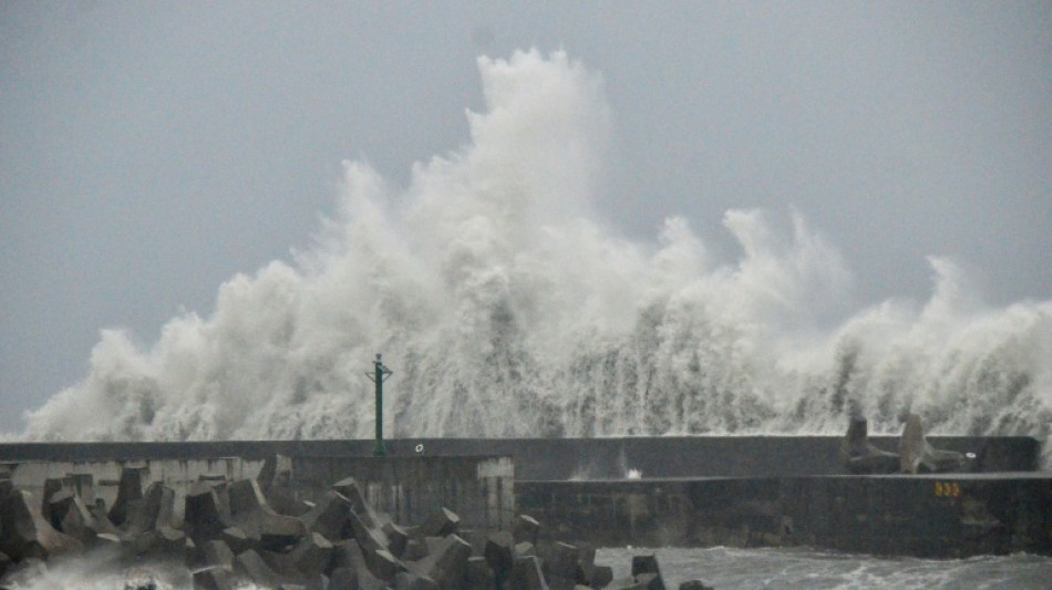 Typhoon Podul hits Taiwan