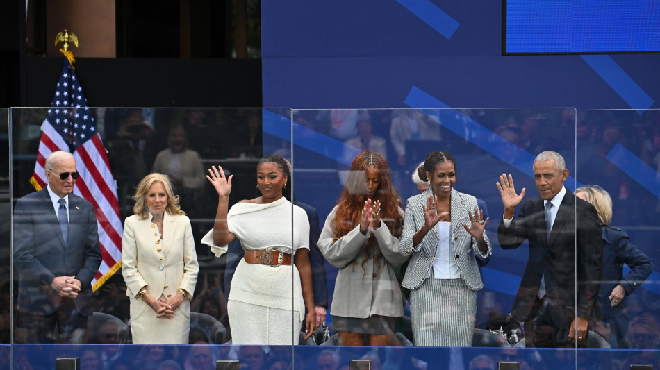 Michelle Obama elogia Barack e lui si commuove
