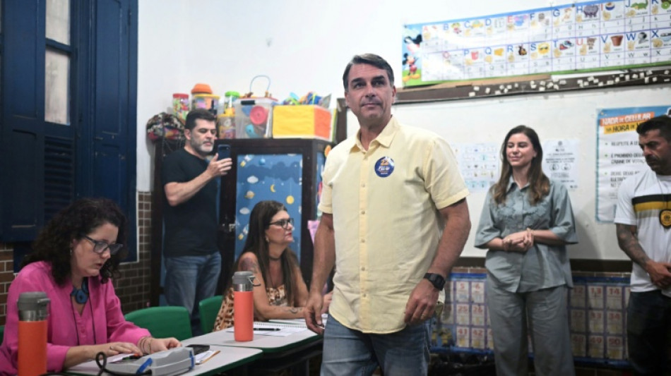 Pr&auml;sidentenstichwahl in Brasilien: Rechtsgerichteter Kandidat Bolsonaro gibt Stimme ab