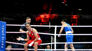 Controvertida boxeadora argelina avanza en Par&iacute;s tras retirada de su rival