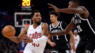 Basket: Cleveland remporte un Paris NBA Game relev&eacute; en fin de bouche 