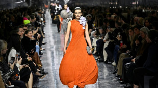 Novo estilista da Dior aposta em flores para sua estreia na Semana de Alta-Costura de Paris