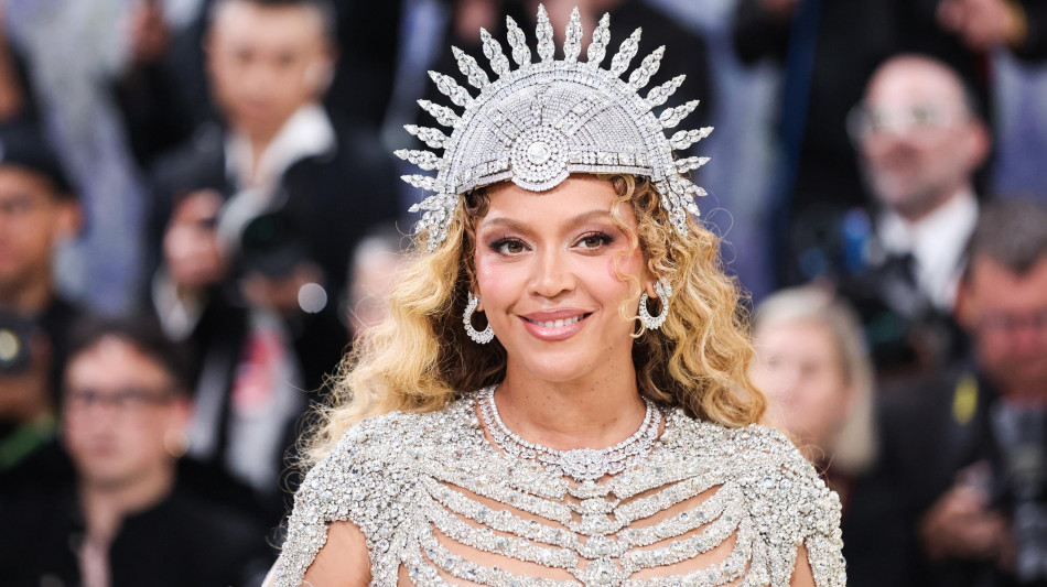 Beyonc&eacute; e Taylor Swift entrano alla Biblioteca del Congresso