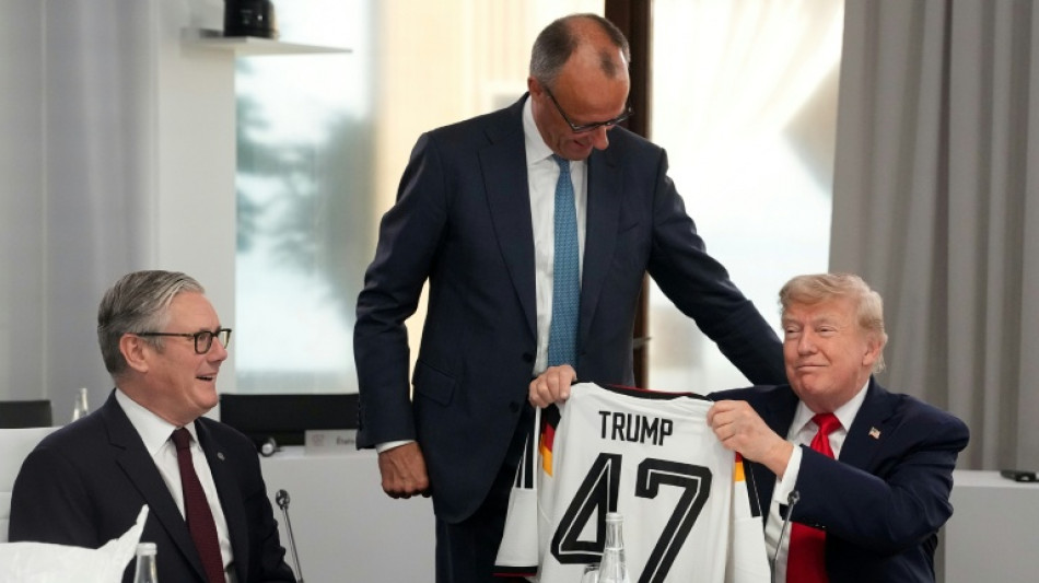 El canciller alem&aacute;n regala una camiseta de la Mannschaft a Trump por su cumplea&ntilde;os