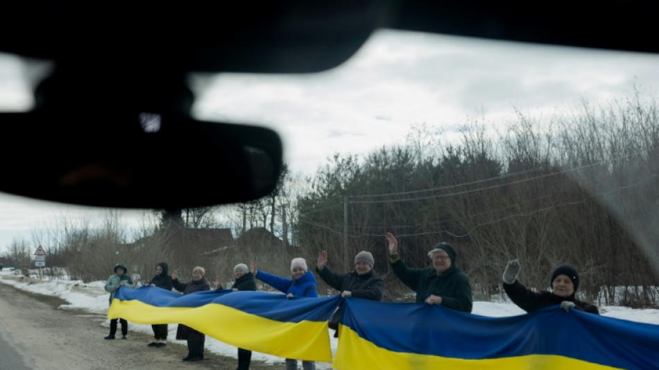 "Jusqu'au bout": au bord de la route, des Ukrainiens accueillent leurs prisonniers de guerre