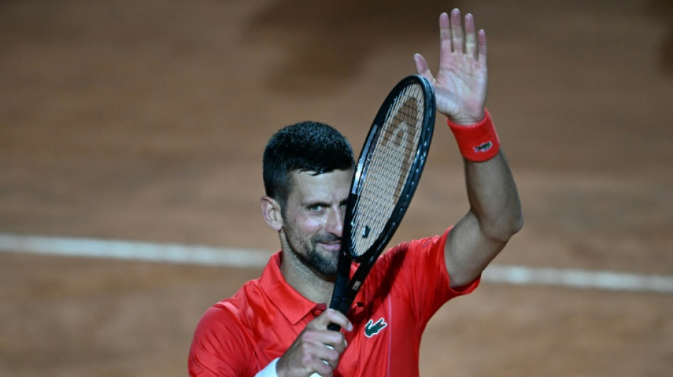 Rome: Djokovic, assomm&eacute; par une gourde, "va bien" et donne rendez-vous &agrave; dimanche 