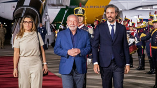 En visite en Argentine, Lula promet un retour "&agrave; la normalit&eacute;" au Br&eacute;sil