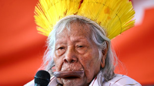 La salud del cacique Raoni mejora, pero sigue en cuidados intensivos en Brasil