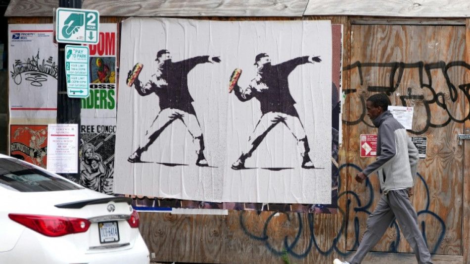 Acusan por delito menor a manifestante que lanzó sándwich a policía en Washington