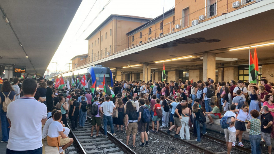 Centinaia di pro Pal bloccano treni in stazione a Pisa
