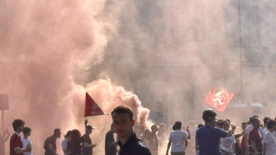Derby Torino: squadre ancora negli spogliatoi, ultr&agrave; minacciano invasione di campo