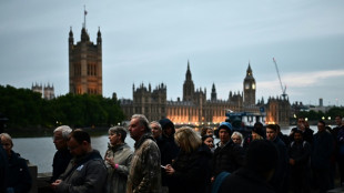 Apr&egrave;s sept heures de queue, une pri&egrave;re devant le cercueil d'Elizabeth II