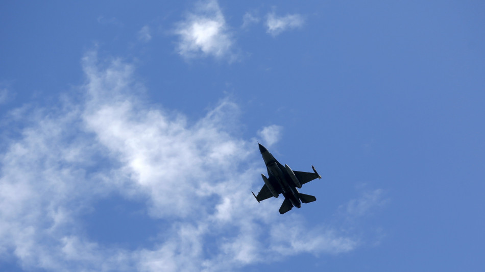 Usa intercettano aereo russo vicino Alaska, inviano F-16