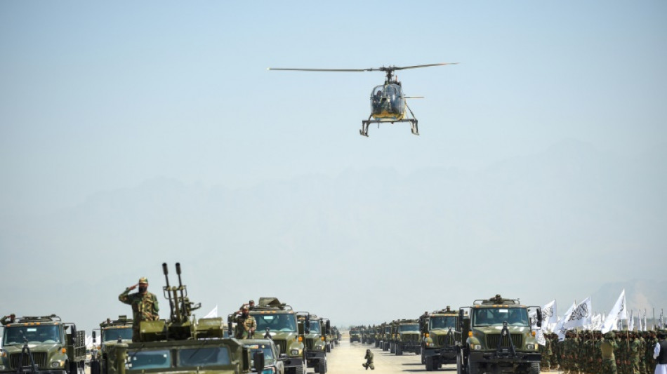 Los talibanes celebran tres a&ntilde;os de poder en Afganist&aacute;n con un desfile militar