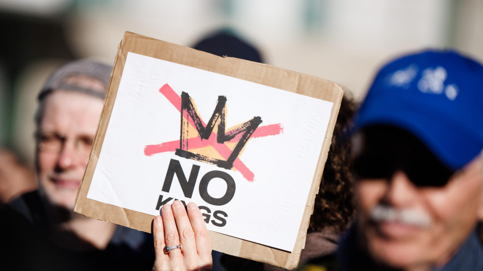 Trump ai manifestanti, 'non sono un re'