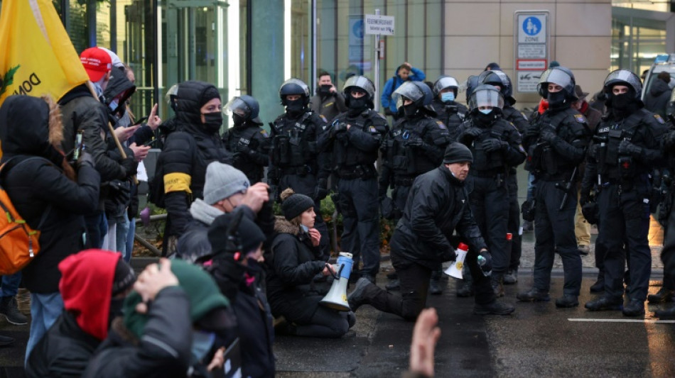 Mehrere Bundesl&auml;nder gehen verst&auml;rkt gegen Nazi-Symbole bei Corona-Protesten vor